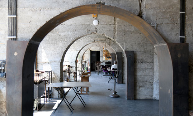 Овде је некада била висећа „ћуприја”, а сада се на остацима на обали Саве окупљају уметници: Како се кроз Бранков мост чувају сећања на грађевину краља Александра